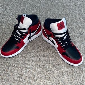 Size 9 Air Jordan 1 Mid Chicago Black Toe